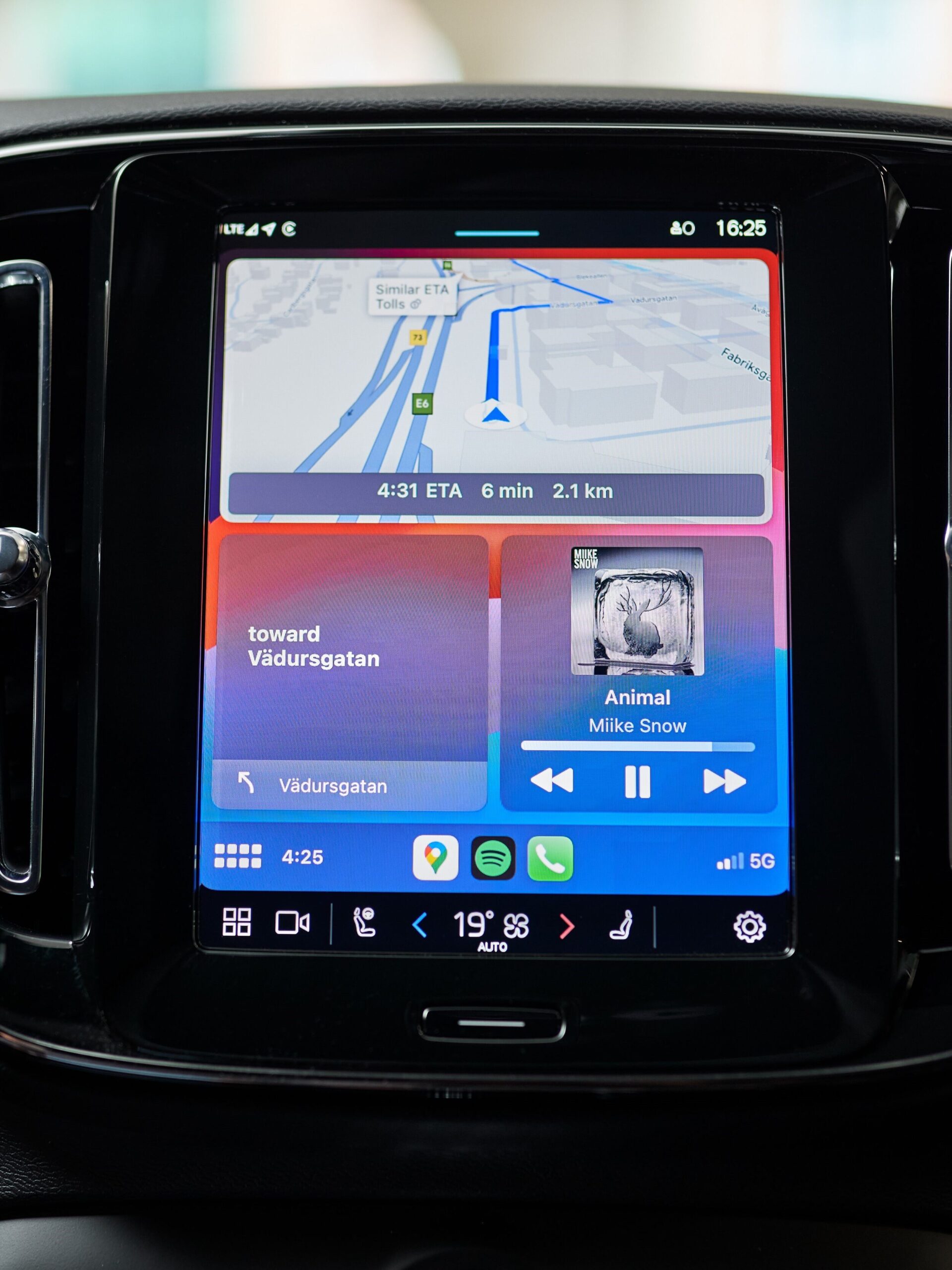 A Volvo XC40's display showing CarPlay in a box within the native UI, with redundant controls.